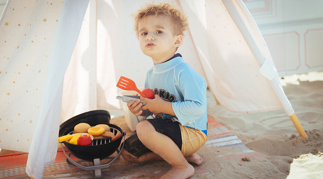 enfant jouant à la dinette sous un tipi au club de plage aquakids gliss pontaillac à royan